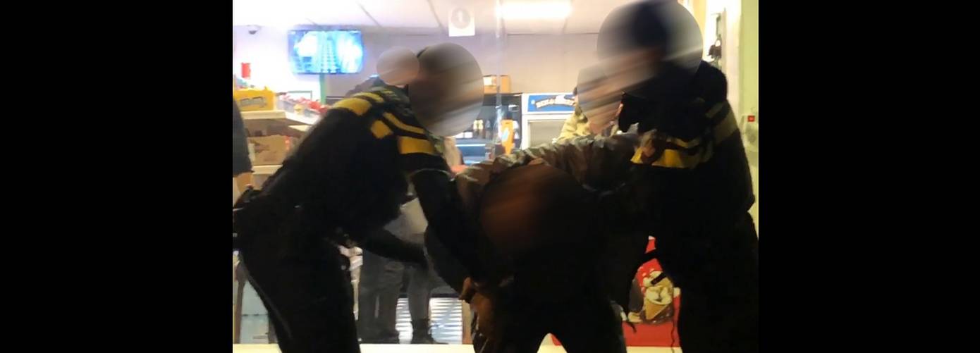 Politie gebruikt taser en pepperspray na mishandeling agent; man (42) aangehouden