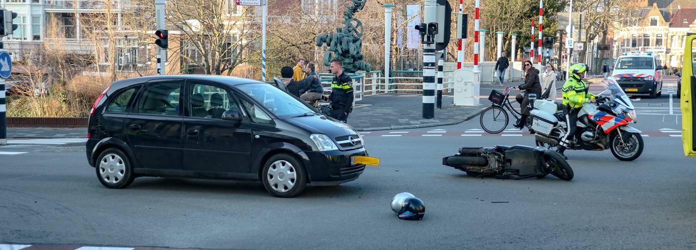 Aanrijding tussen automobilist en scooterrijder bij het Emmaviaduct Groningen