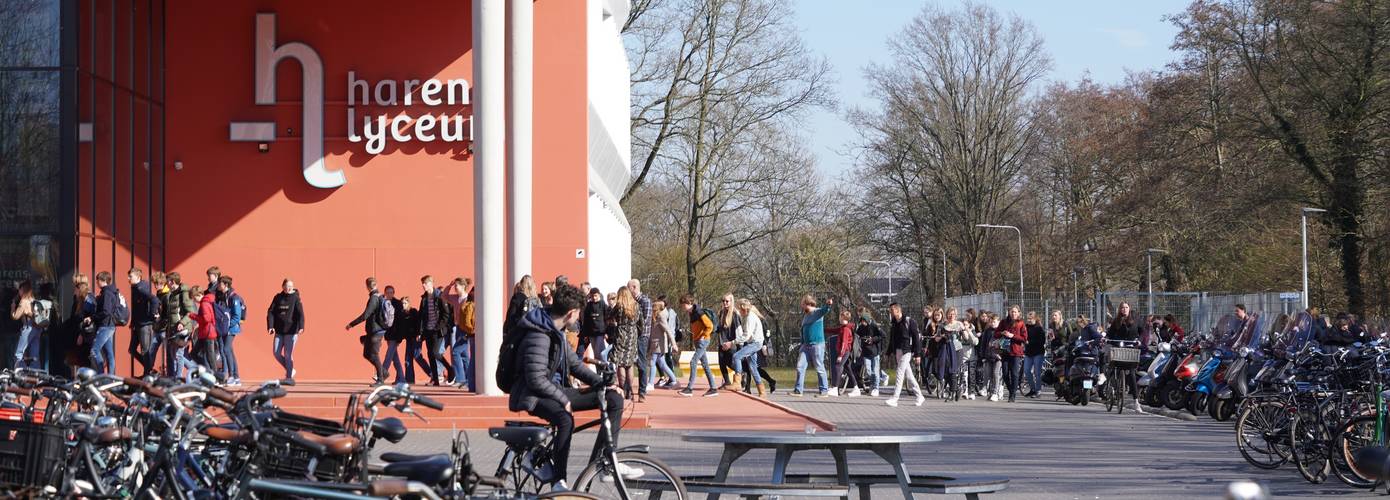 Man met nepvuurwapen in middelbare school aangehouden door politie; school ontruimd (Video)