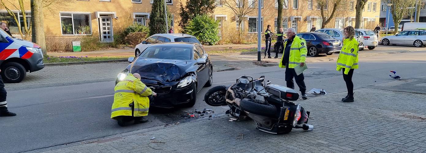 Motoragent raakt gewond bij frontale botsing met automobilist