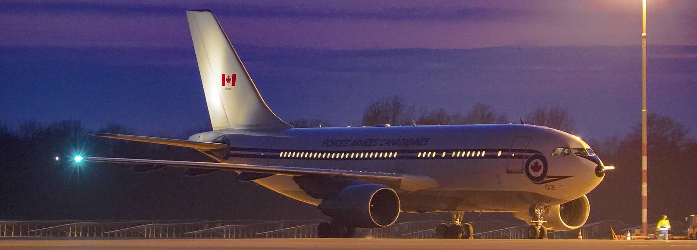 Vliegtuig van Canadese luchtmacht landt op Groningen Airport Eelde