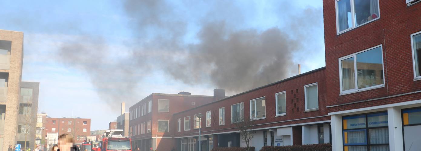 Veel rookontwikkeling bij forse balkonbrand (Video)