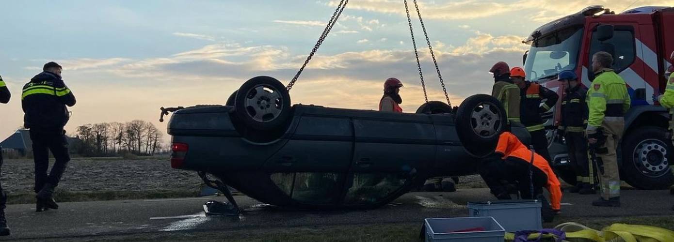 Auto belandt op de kop in de sloot; traumahelikopter ingezet