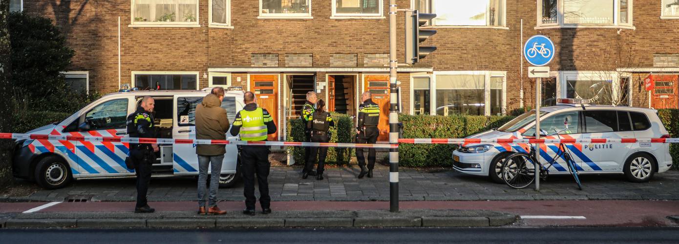 Man aangehouden die met wapen uit raam hing bij woningbrand