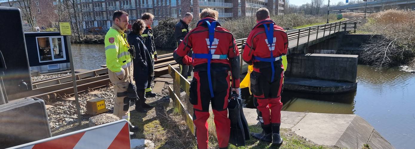 Kanoërs vast door rommel in het water; duikteam ingezet