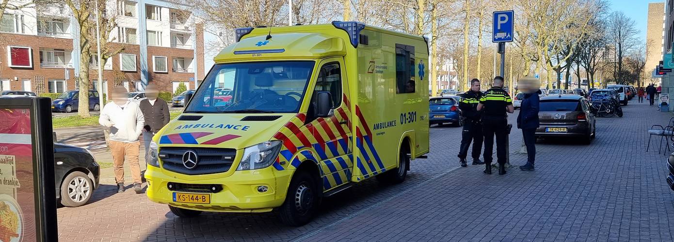 Fietser gewond bij botsing met uitparkerende auto in Groningen