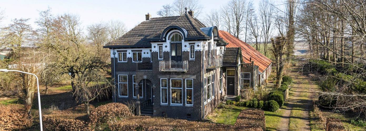 Te koop in Veendam: Vrijstaande karakteristieke villaboerderij met originele art-nouveau
