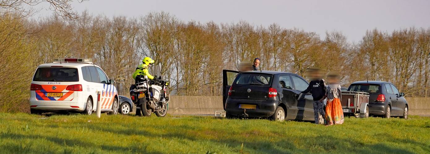 Politie haalt twee lopende statushouders van de A28 bij De Punt; omstander voorkomt aanrijding (Video)