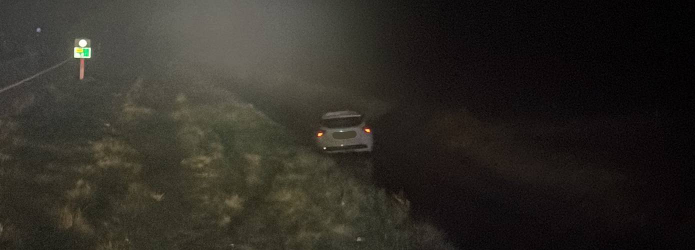 Automobilist mist bocht en belandt in de sloot bij N46; automobilist vervolgens spoorloos