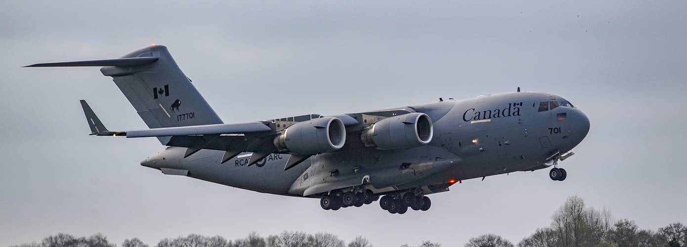 Groot vliegtuig van Canadese luchtmacht geland op Groningen AirPort Eelde wegens Frisian Flag 2022