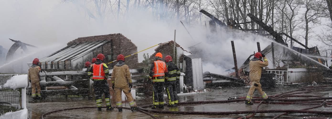 Bewoonde schuur verwoest door brand; mogelijk asbest vrijgekomen (Video)