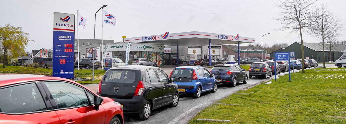 Drukte bij tankstations wegens prijsverlaging