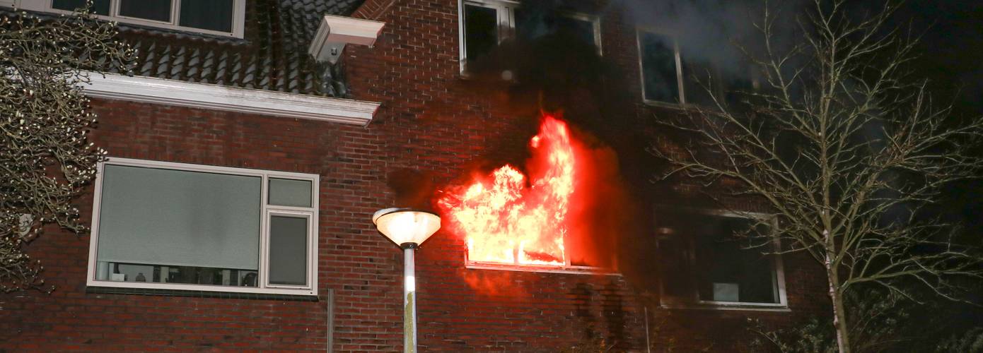 Uitslaande woningbrand in de stad Groningen; veel schade (Video)