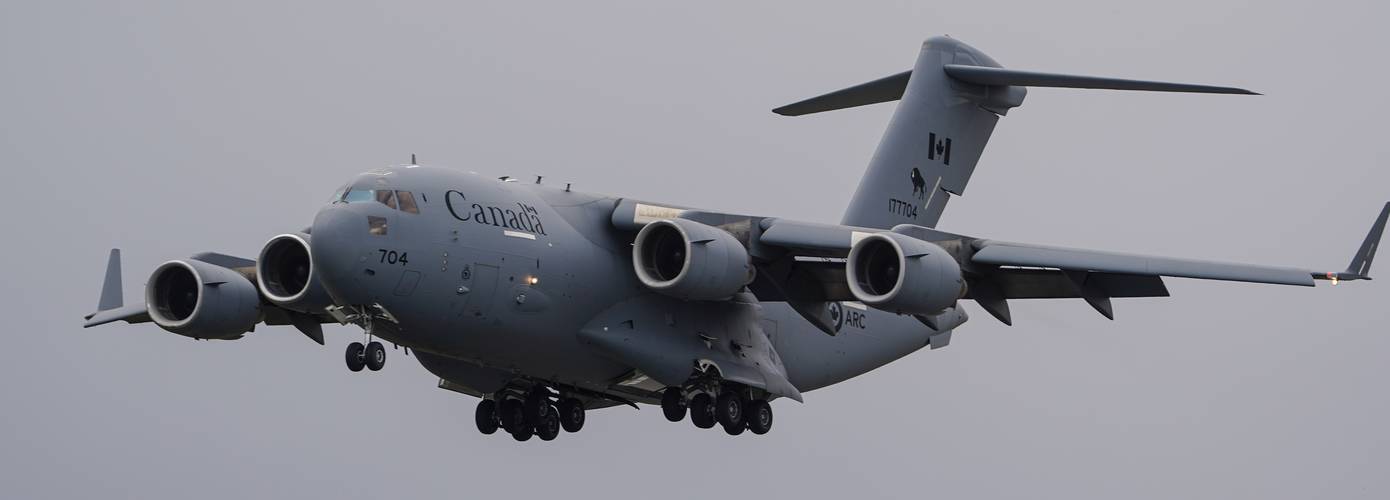 Groot Canadees transportvliegtuig geland op Groningen Airport Eelde (Video)