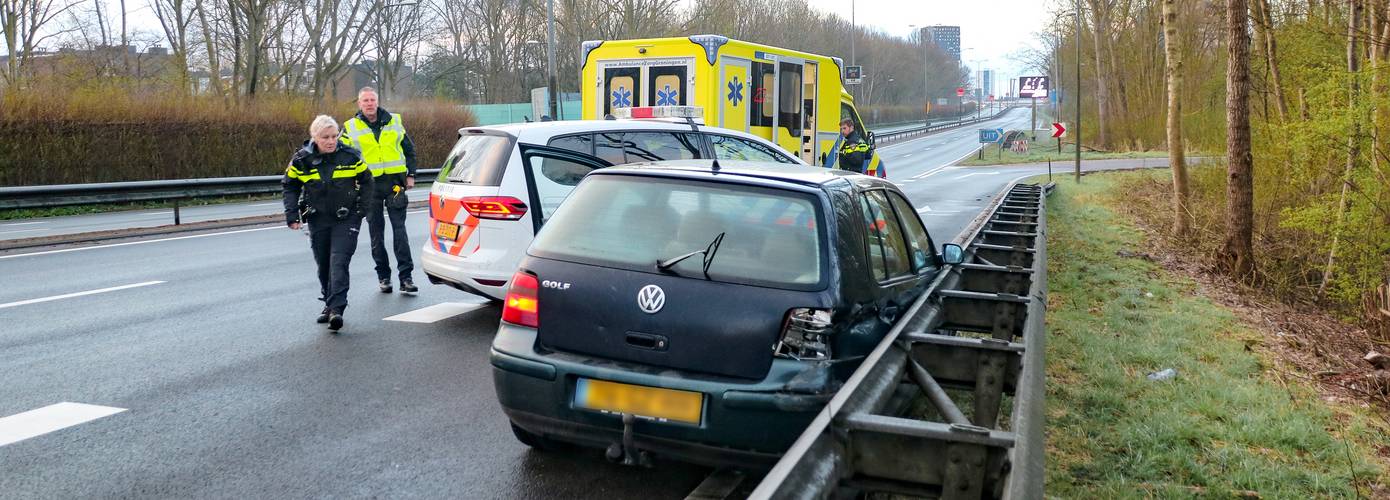 Automobilist raakt in de slip en botst tegen vangrail in Groningen