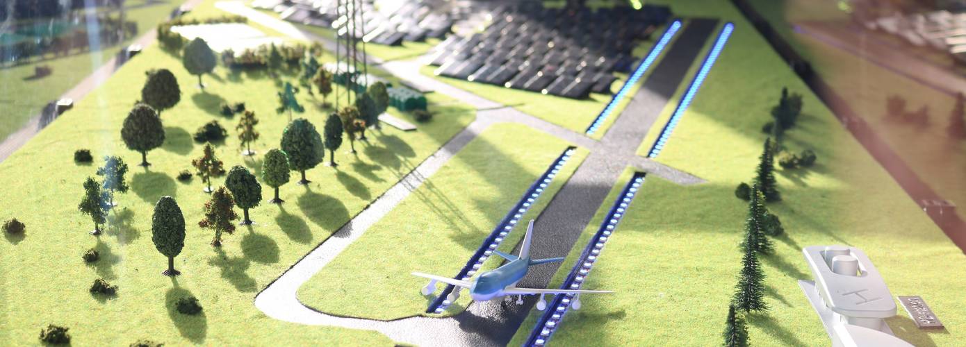 Studenten Alfa-college overhandigen maquette waterstof ecosysteem aan Groningen Airport Eelde