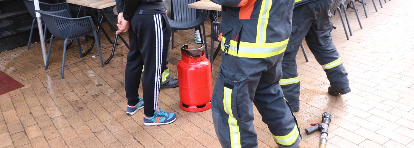 Gasfles vat vlam op vol terras; brandweer voorkomt erger