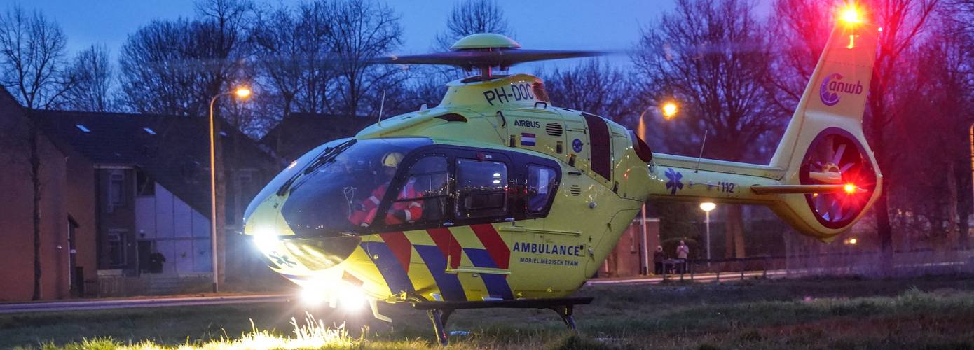 Traumahelikopter landt in Hoogkerk voor assistentie ambulance