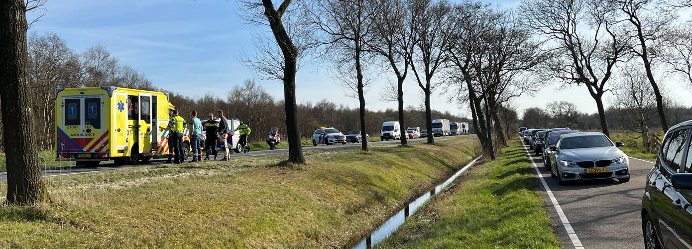 Verkeerschaos door motorongeluk; motorrijdster met spoed naar het ziekenhuis 