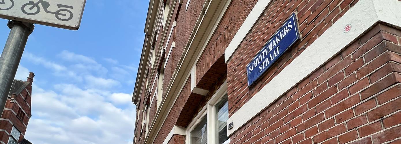 Zwaargewonde vrouw op straat aangetroffen; politie doet onderzoek (update)