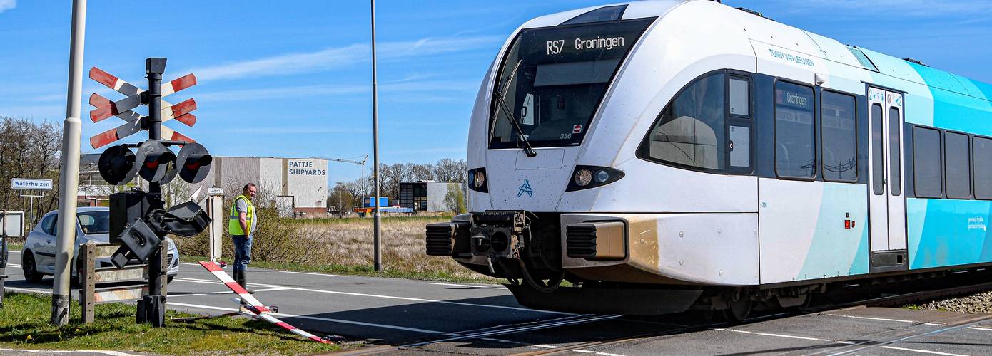 Trekker rijdt spoorboom kapot; bestuurder rijdt door