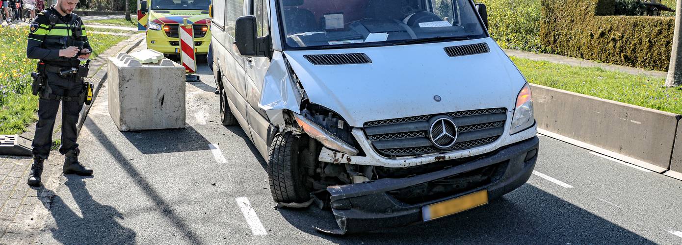 Opnieuw botst bestelbus op betonblok in Groningen; bestuurder gewond