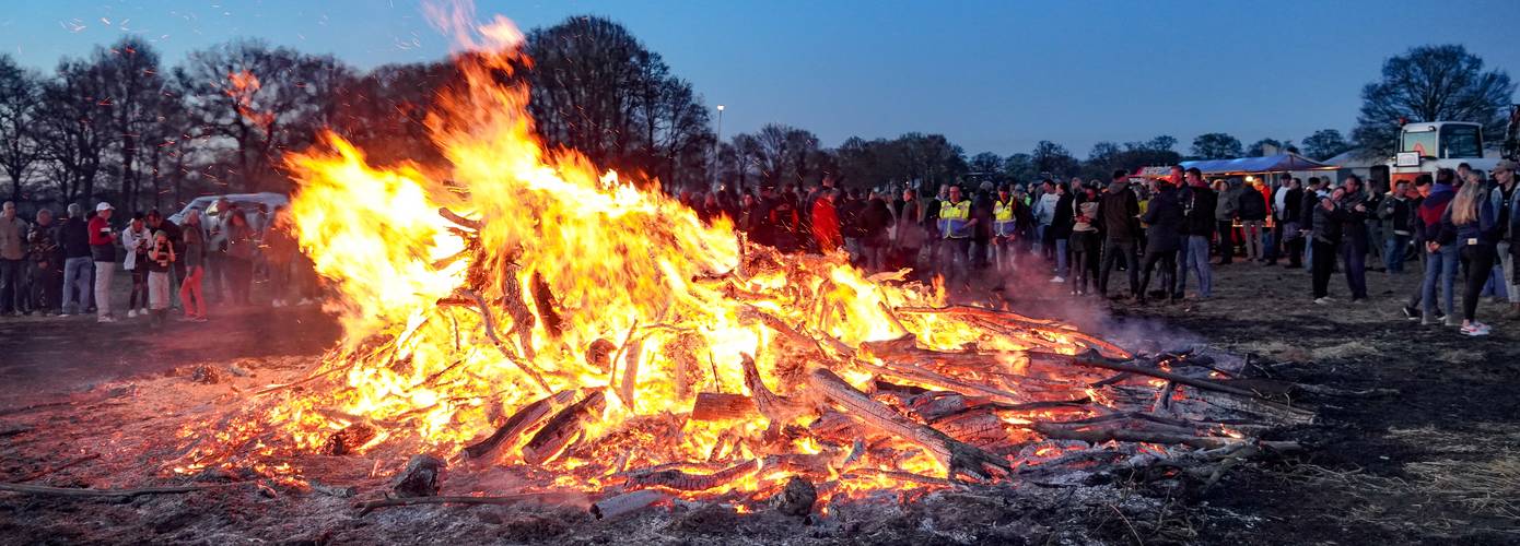 Paasvuren in Groningen ontstoken