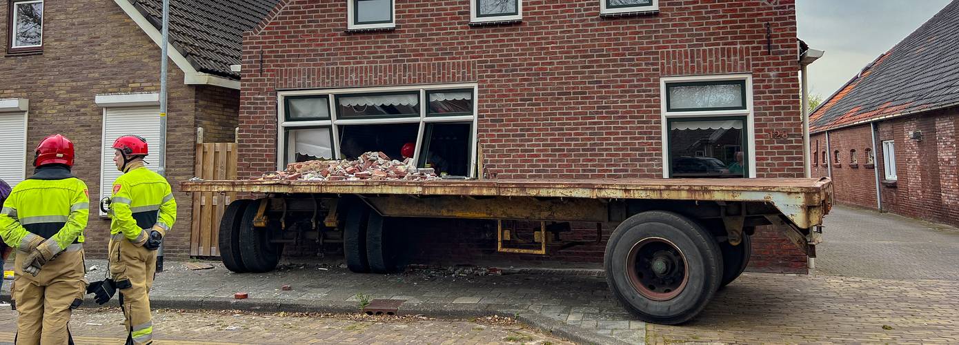 Aanhanger schiet los van trekker en rijdt gevel in van woning (Video)