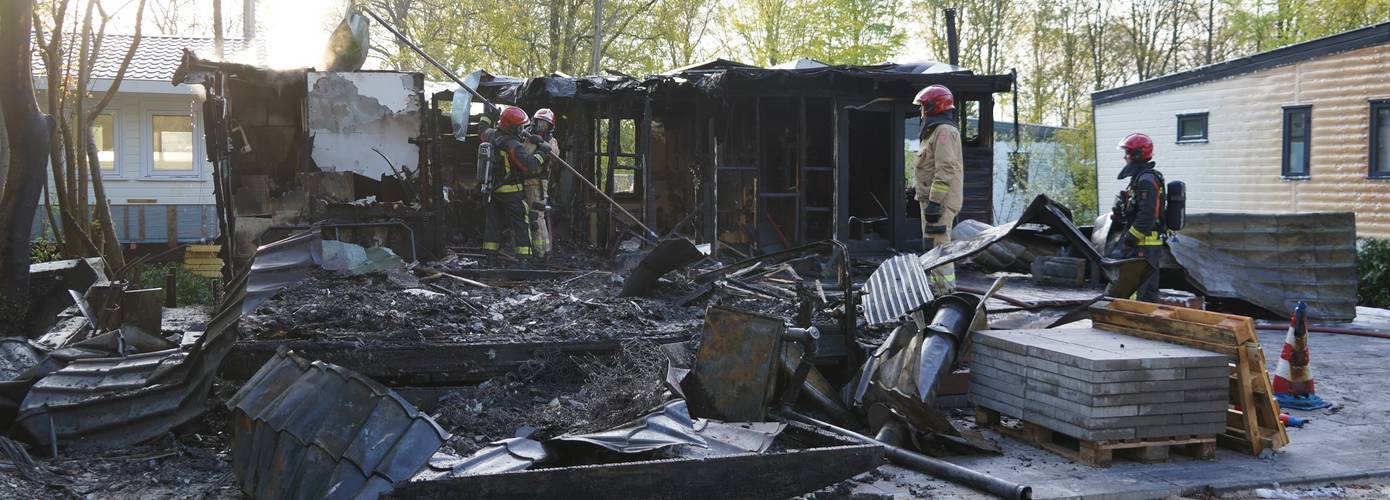 Chalet verwoest door brand in Leek; meerdere chalets ontruimd (Video)