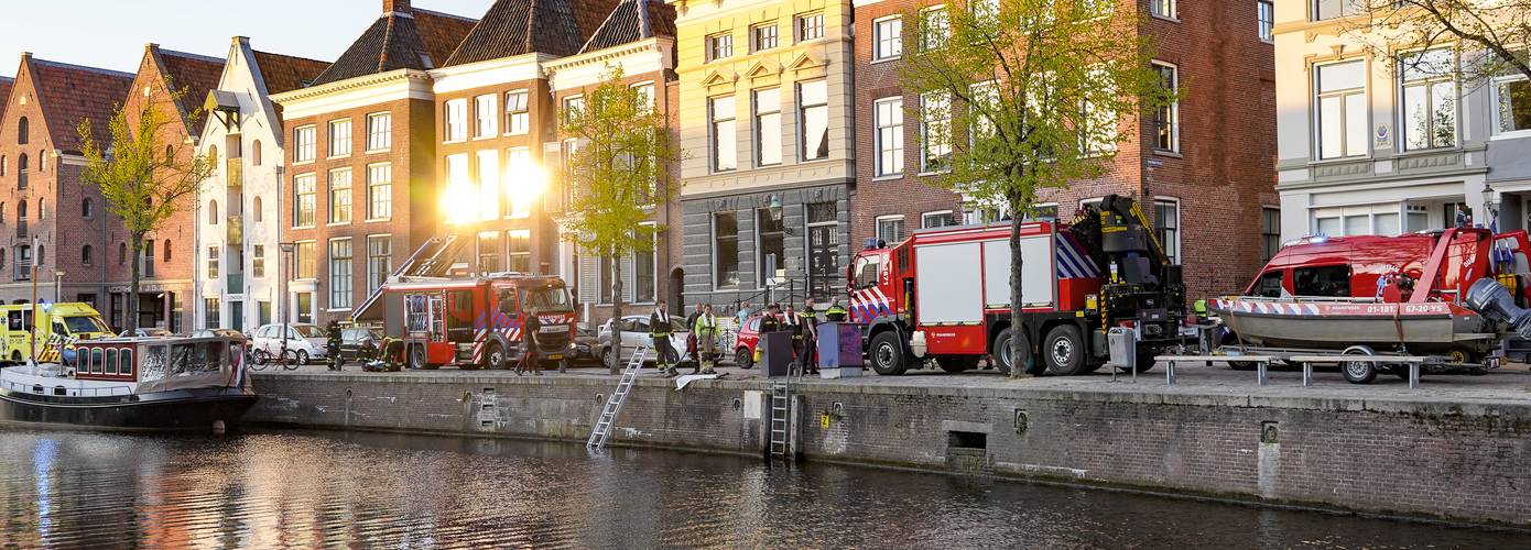 Persoon te water in Groningen; traumahelikopter landt op Vismarkt (Video)