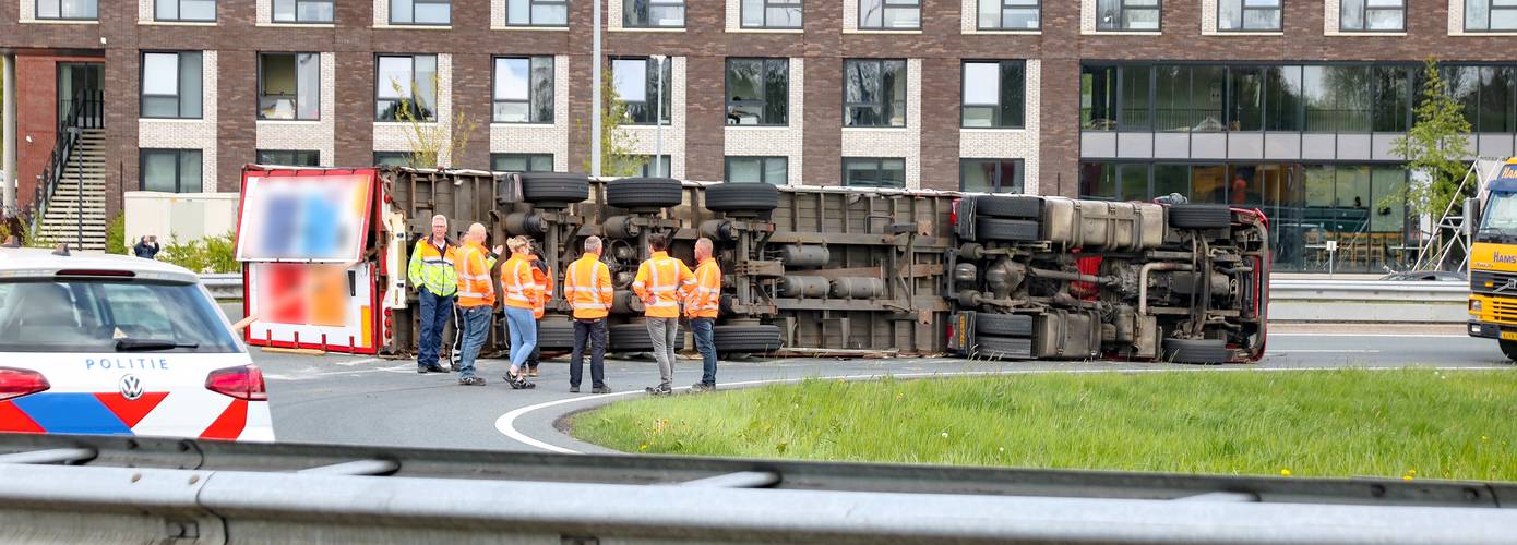 Vrachtwagen gekanteld op de N370; chauffeur gewond (Video)