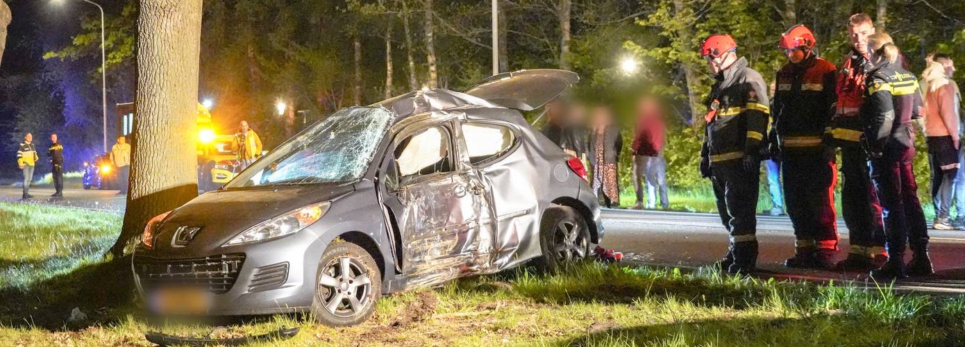 Twee personen gewond geraakt bij botsing op boom; traumahelikopter ingezet (Video)