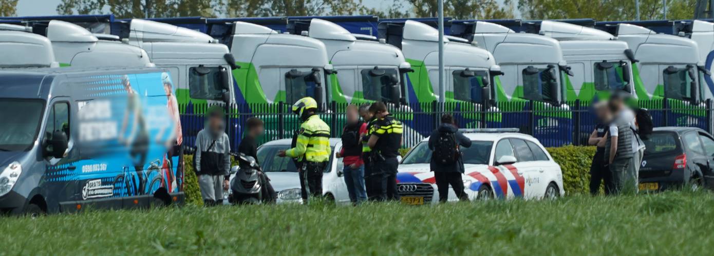 Ruim 100 scooters rijden in colonne door de stad; politie schrijft boetes uit