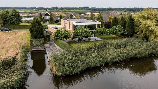 Te koop in Blauwestad: Moderne villa aan het water met veel privacy