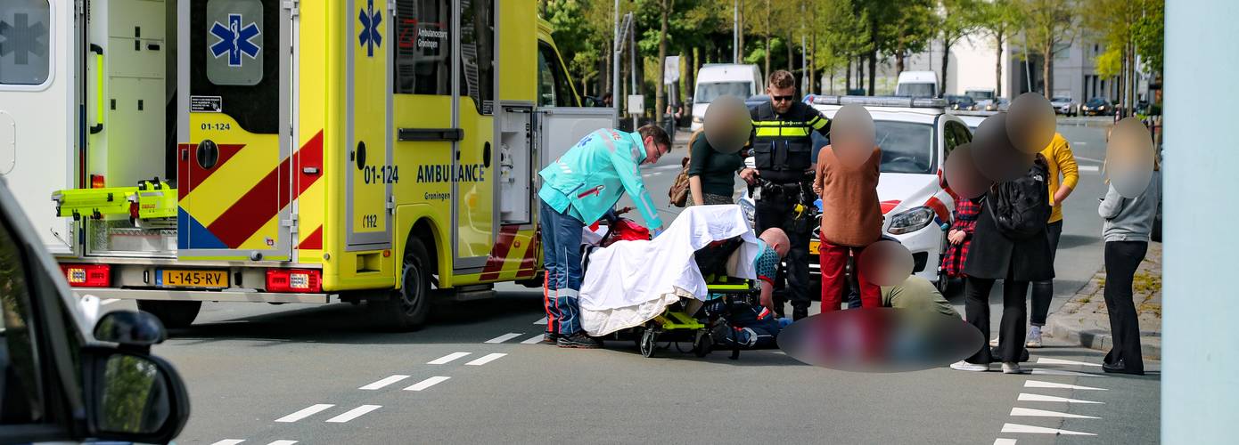 Jong meisje op step aangereden door automobilist (Video)