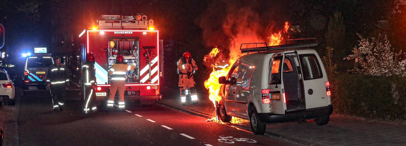 Bedrijfsbusje van gemeente Groningen gaat in vlammen op (Video)