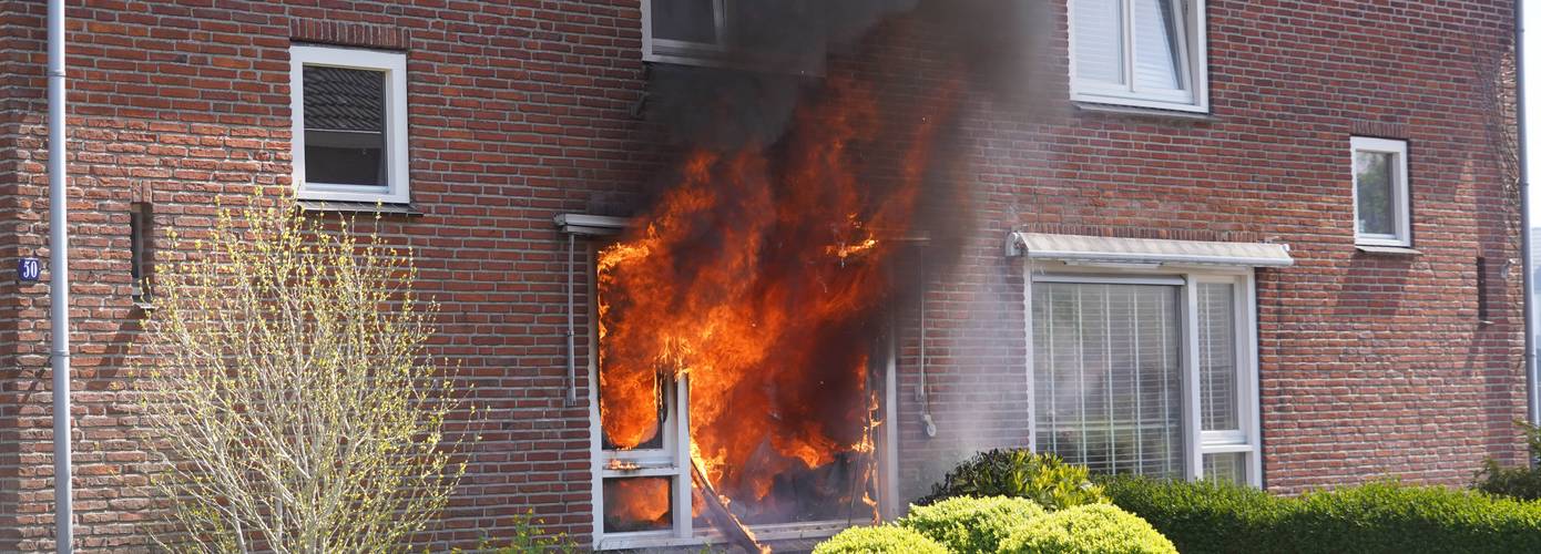 Uitslaande brand verwoest benedenverdieping van woning in Eelde