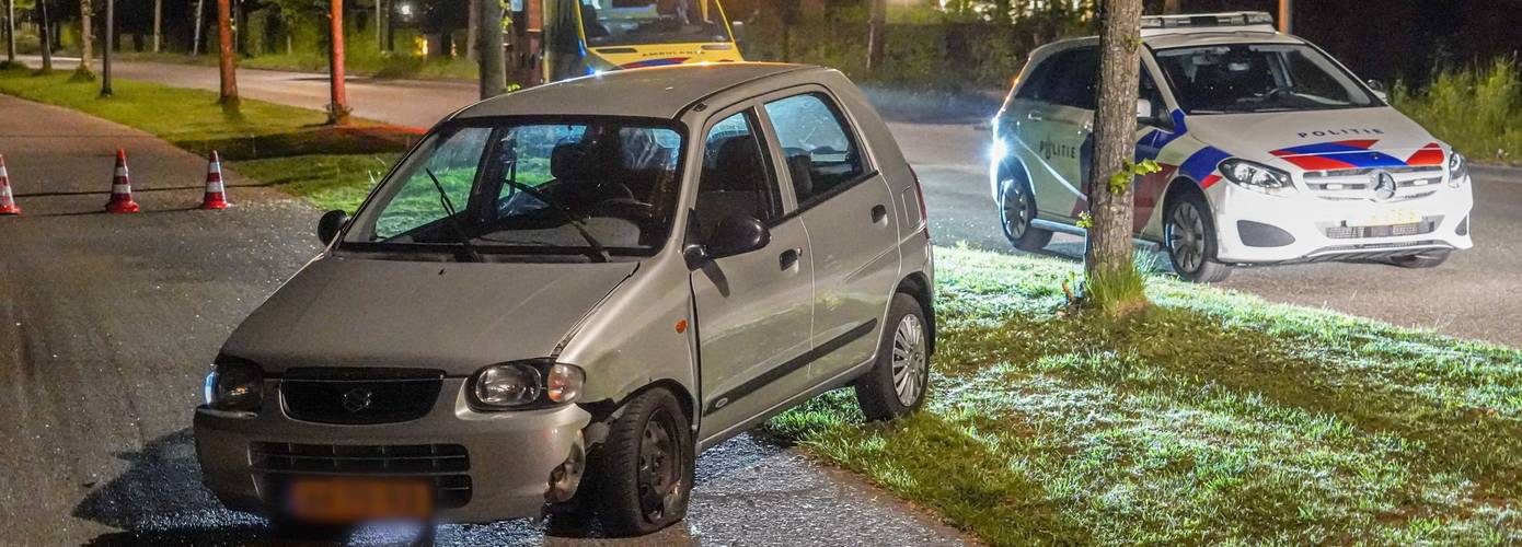 Bestuurder ramt twee bomen in Haren en wordt aangehouden door de politie