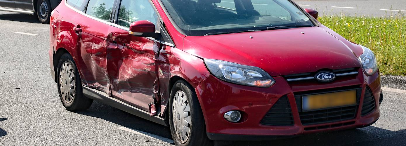 Aanrijding tussen twee auto’s; kind raakt gewond