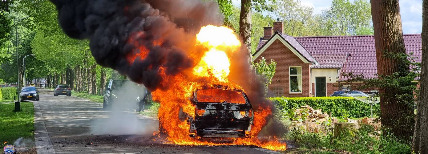 Forse autobrand bij Westerbroek; moeder en meisje (4) ontsnappen aan vlammenzee