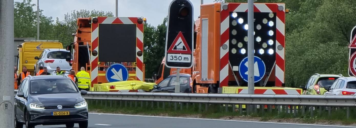 Automobilist botst achterop pijlwagen op de N46