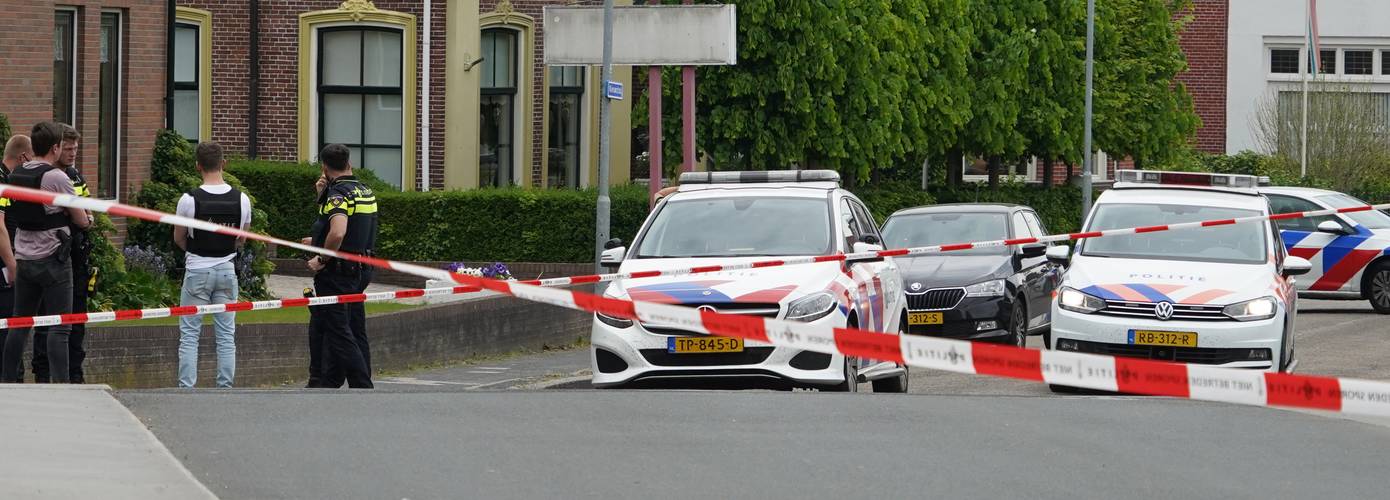 Identiteit verdachte steekpartij Farmsum bekend; politie is naar hem op zoek (Video)