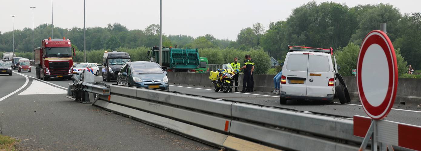 Bedrijfsbusje botst tegen RIMOB op de A28 Groningen (Video)