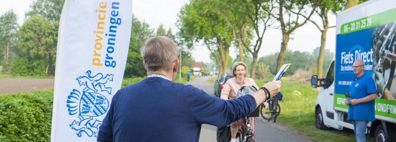 Uitdeelactie bij Appingedam, Hoogezand en Winschoten tijdens Fiets naar je Werk Dag