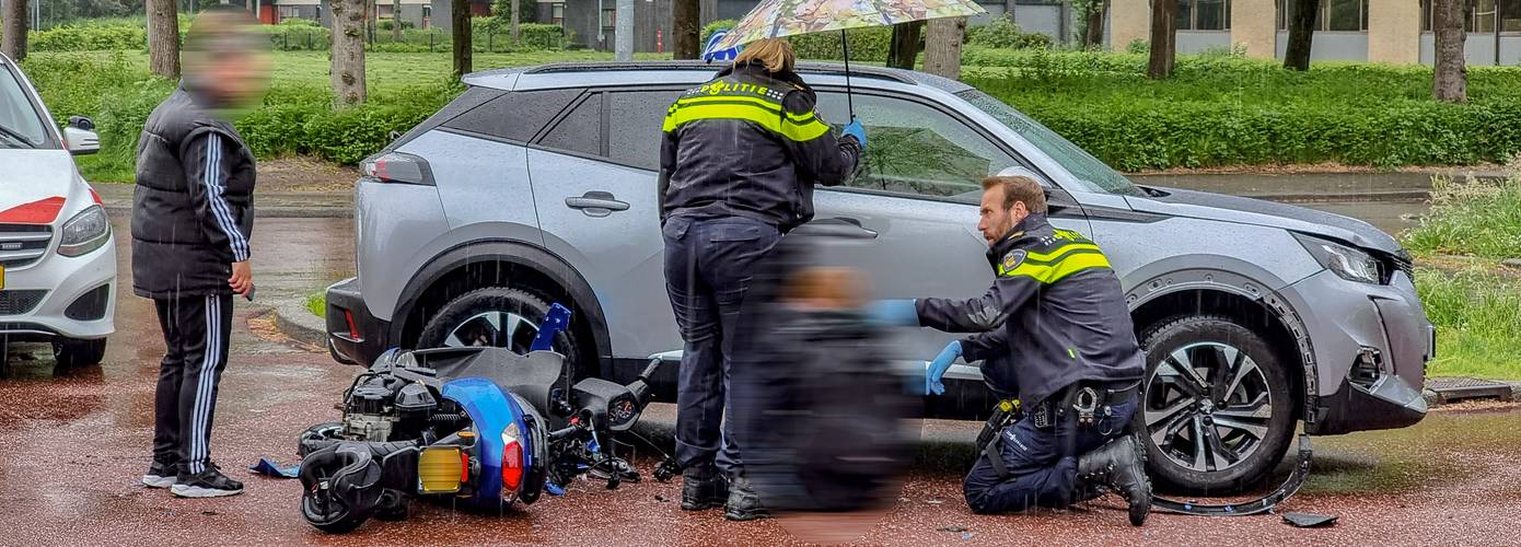 Scooterrijder met spoed overgebracht naar ziekenhuis na aanrijding met automobilist Groningen