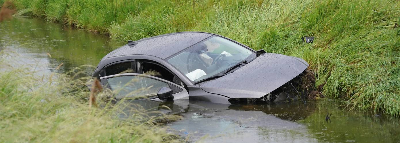 Alcomobilist belandt in de sloot; rijbewijs in beslag genomen (Video)