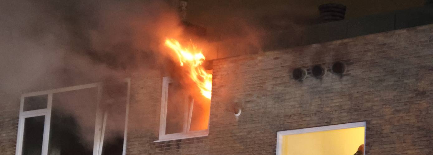 Felle woningbrand in Groningen; bewoner gewond (Video)