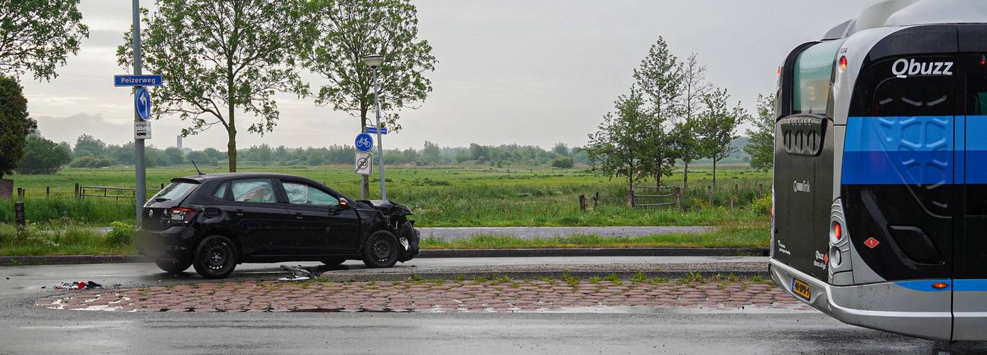 Auto vat vlam na botsing met lijnbus op de Peizerweg in Groningen