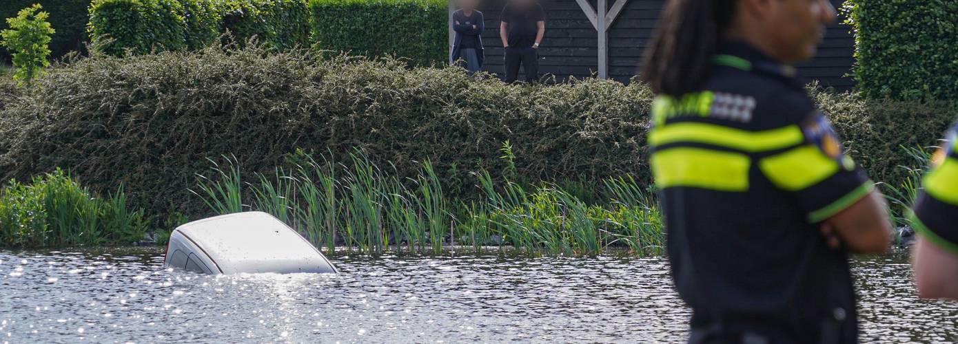 Auto rolt van oprit en belandt in het water Delfzijl