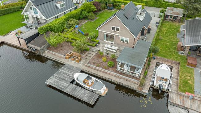 Te koop in Meerwijck: Vrijstaande watervilla met eigen aanlegsteiger en botenhuis